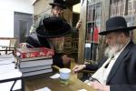 הגה"צ רבי ישראל יוסף קאהן בנו הגדול של אדמו"ר מתולדות אהרן וראש מבצר הכוללים באר יוסף באזוכט ביי גדולי ישראל לרגל שמחת החתונה‬ פון א קינד