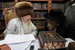 הגה"צ רבי ישראל יוסף קאהן בנו הגדול של אדמו"ר מתולדות אהרן וראש מבצר הכוללים באר יוסף באזוכט ביי גדולי ישראל לרגל שמחת החתונה‬ פון א קינד