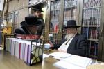 הגה"צ רבי ישראל יוסף קאהן בנו הגדול של אדמו"ר מתולדות אהרן וראש מבצר הכוללים באר יוסף באזוכט ביי גדולי ישראל לרגל שמחת החתונה‬ פון א קינד