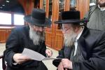 הגה"צ רבי ישראל יוסף קאהן בנו הגדול של אדמו"ר מתולדות אהרן וראש מבצר הכוללים באר יוסף באזוכט ביי גדולי ישראל לרגל שמחת החתונה‬ פון א קינד
