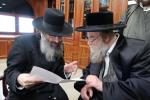 הגה"צ רבי ישראל יוסף קאהן בנו הגדול של אדמו"ר מתולדות אהרן וראש מבצר הכוללים באר יוסף באזוכט ביי גדולי ישראל לרגל שמחת החתונה‬ פון א קינד