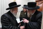 הגה"צ רבי ישראל יוסף קאהן בנו הגדול של אדמו"ר מתולדות אהרן וראש מבצר הכוללים באר יוסף באזוכט ביי גדולי ישראל לרגל שמחת החתונה‬ פון א קינד