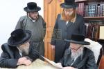 הגה"צ רבי ישראל יוסף קאהן בנו הגדול של אדמו"ר מתולדות אהרן וראש מבצר הכוללים באר יוסף באזוכט ביי גדולי ישראל לרגל שמחת החתונה‬ פון א קינד