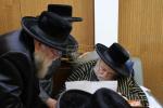 הגה"צ רבי ישראל יוסף קאהן בנו הגדול של אדמו"ר מתולדות אהרן וראש מבצר הכוללים באר יוסף באזוכט ביי גדולי ישראל לרגל שמחת החתונה‬ פון א קינד