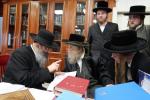 הגה"צ רבי ישראל יוסף קאהן בנו הגדול של אדמו"ר מתולדות אהרן וראש מבצר הכוללים באר יוסף באזוכט ביי גדולי ישראל לרגל שמחת החתונה‬ פון א קינד