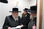 הגה"צ רבי ישראל יוסף קאהן בנו הגדול של אדמו"ר מתולדות אהרן וראש מבצר הכוללים באר יוסף באזוכט ביי גדולי ישראל לרגל שמחת החתונה‬ פון א קינד