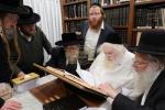 הגה"צ רבי ישראל יוסף קאהן בנו הגדול של אדמו"ר מתולדות אהרן וראש מבצר הכוללים באר יוסף באזוכט ביי גדולי ישראל לרגל שמחת החתונה‬ פון א קינד