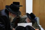 הגה"צ רבי ישראל יוסף קאהן בנו הגדול של אדמו"ר מתולדות אהרן וראש מבצר הכוללים באר יוסף באזוכט ביי גדולי ישראל לרגל שמחת החתונה‬ פון א קינד