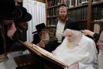 הגה"צ רבי ישראל יוסף קאהן בנו הגדול של אדמו"ר מתולדות אהרן וראש מבצר הכוללים באר יוסף באזוכט ביי גדולי ישראל לרגל שמחת החתונה‬ פון א קינד