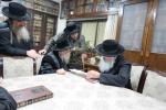 הגה"צ רבי ישראל יוסף קאהן בנו הגדול של אדמו"ר מתולדות אהרן וראש מבצר הכוללים באר יוסף באזוכט ביי גדולי ישראל לרגל שמחת החתונה‬ פון א קינד