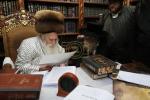 הגה"צ רבי ישראל יוסף קאהן בנו הגדול של אדמו"ר מתולדות אהרן וראש מבצר הכוללים באר יוסף באזוכט ביי גדולי ישראל לרגל שמחת החתונה‬ פון א קינד