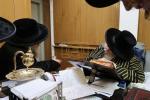 הגה"צ רבי ישראל יוסף קאהן בנו הגדול של אדמו"ר מתולדות אהרן וראש מבצר הכוללים באר יוסף באזוכט ביי גדולי ישראל לרגל שמחת החתונה‬ פון א קינד