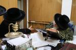 הגה"צ רבי ישראל יוסף קאהן בנו הגדול של אדמו"ר מתולדות אהרן וראש מבצר הכוללים באר יוסף באזוכט ביי גדולי ישראל לרגל שמחת החתונה‬ פון א קינד
