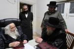 הגה"צ רבי ישראל יוסף קאהן בנו הגדול של אדמו"ר מתולדות אהרן וראש מבצר הכוללים באר יוסף באזוכט ביי גדולי ישראל לרגל שמחת החתונה‬ פון א קינד