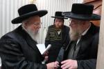 הגה"צ רבי ישראל יוסף קאהן בנו הגדול של אדמו"ר מתולדות אהרן וראש מבצר הכוללים באר יוסף באזוכט ביי גדולי ישראל לרגל שמחת החתונה‬ פון א קינד