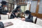 הגה"צ רבי ישראל יוסף קאהן בנו הגדול של אדמו"ר מתולדות אהרן וראש מבצר הכוללים באר יוסף באזוכט ביי גדולי ישראל לרגל שמחת החתונה‬ פון א קינד