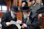 הגה"צ רבי ישראל יוסף קאהן בנו הגדול של אדמו"ר מתולדות אהרן וראש מבצר הכוללים באר יוסף באזוכט ביי גדולי ישראל לרגל שמחת החתונה‬ פון א קינד