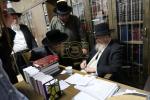 הגה"צ רבי ישראל יוסף קאהן בנו הגדול של אדמו"ר מתולדות אהרן וראש מבצר הכוללים באר יוסף באזוכט ביי גדולי ישראל לרגל שמחת החתונה‬ פון א קינד
