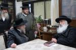 הגה"צ רבי ישראל יוסף קאהן בנו הגדול של אדמו"ר מתולדות אהרן וראש מבצר הכוללים באר יוסף באזוכט ביי גדולי ישראל לרגל שמחת החתונה‬ פון א קינד