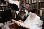הגה"צ רבי ישראל יוסף קאהן בנו הגדול של אדמו"ר מתולדות אהרן וראש מבצר הכוללים באר יוסף באזוכט ביי גדולי ישראל לרגל שמחת החתונה‬ פון א קינד