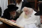 הגה"צ רבי ישראל יוסף קאהן בנו הגדול של אדמו"ר מתולדות אהרן וראש מבצר הכוללים באר יוסף באזוכט ביי גדולי ישראל לרגל שמחת החתונה‬ פון א קינד