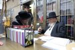 הגה"צ רבי ישראל יוסף קאהן בנו הגדול של אדמו"ר מתולדות אהרן וראש מבצר הכוללים באר יוסף באזוכט ביי גדולי ישראל לרגל שמחת החתונה‬ פון א קינד