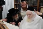 הגה"צ רבי ישראל יוסף קאהן בנו הגדול של אדמו"ר מתולדות אהרן וראש מבצר הכוללים באר יוסף באזוכט ביי גדולי ישראל לרגל שמחת החתונה‬ פון א קינד