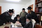 הגה"צ רבי ישראל יוסף קאהן בנו הגדול של אדמו"ר מתולדות אהרן וראש מבצר הכוללים באר יוסף באזוכט ביי גדולי ישראל לרגל שמחת החתונה‬ פון א קינד