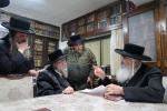 הגה"צ רבי ישראל יוסף קאהן בנו הגדול של אדמו"ר מתולדות אהרן וראש מבצר הכוללים באר יוסף באזוכט ביי גדולי ישראל לרגל שמחת החתונה‬ פון א קינד