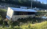שוידערליכע באס קראך אויפן I-95: א כינעזער בירגער, וועלכער פארמאגט א ניו יארקער CDL לייסענס טראץ וואס ער קען נישט קיין ווארט ענגליש, פאראורזאכט א שרעקליכע טראגעדיע וואס האט אפגעקאסט דאס לעבן פון פינף מענטשן, אריינגערעכנט א זיבן יעריג קינד.