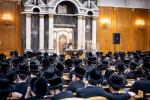 כ"ק אדמו"ר מצאנז קלויזענבורג שליט"א טרעט אויף מיט דברות קודש הכנה לחג השבועות פאר תלמידי ישיבת צאנז קלויזענבוג 