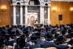 כ"ק אדמו"ר מצאנז קלויזענבורג שליט"א טרעט אויף מיט דברות קודש הכנה לחג השבועות פאר תלמידי ישיבת צאנז קלויזענבוג 