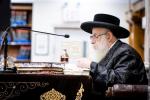 כ"ק אדמו"ר מצאנז קלויזענבורג שליט"א טרעט אויף מיט דברות קודש הכנה לחג השבועות פאר תלמידי ישיבת צאנז קלויזענבוג 