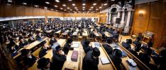 כ"ק אדמו"ר מצאנז קלויזענבורג שליט"א טרעט אויף מיט דברות קודש הכנה לחג השבועות פאר תלמידי ישיבת צאנז קלויזענבוג 