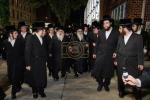 כ"ק אדמו"ר מצאנז קלויזענבורג שליט"א ביים מקיים זיין מצות שילוח הקן באישון ליל פארנט פון בנין הישיבה גדולה צאנז קלויזענבורג אין בארא פארק