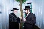 כ"ק אדמו"ר מצאנז קלויזענבורג שליט"א ביים מקיים זיין מצות שילוח הקן באישון ליל פארנט פון בנין הישיבה גדולה צאנז קלויזענבורג אין בארא פארק