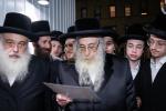 כ"ק אדמו"ר מצאנז קלויזענבורג שליט"א ביים מקיים זיין מצות שילוח הקן באישון ליל פארנט פון בנין הישיבה גדולה צאנז קלויזענבורג אין בארא פארק