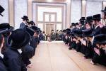 כ"ק אדמו"ר מצאנז קלויזענבורג שליט"א ביים מקיים זיין מצות שילוח הקן באישון ליל פארנט פון בנין הישיבה גדולה צאנז קלויזענבורג אין בארא פארק