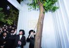 כ"ק אדמו"ר מצאנז קלויזענבורג שליט"א ביים מקיים זיין מצות שילוח הקן באישון ליל פארנט פון בנין הישיבה גדולה צאנז קלויזענבורג אין בארא פארק
