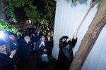 כ"ק אדמו"ר מצאנז קלויזענבורג שליט"א ביים מקיים זיין מצות שילוח הקן באישון ליל פארנט פון בנין הישיבה גדולה צאנז קלויזענבורג אין בארא פארק