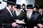 כ"ק אדמו"ר מצאנז קלויזענבורג שליט"א ביים מקיים זיין מצות שילוח הקן באישון ליל פארנט פון בנין הישיבה גדולה צאנז קלויזענבורג אין בארא פארק