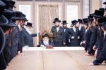 כ"ק אדמו"ר מצאנז קלויזענבורג שליט"א ביים מקיים זיין מצות שילוח הקן באישון ליל פארנט פון בנין הישיבה גדולה צאנז קלויזענבורג אין בארא פארק