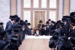 כ"ק אדמו"ר מצאנז קלויזענבורג שליט"א ביים מקיים זיין מצות שילוח הקן באישון ליל פארנט פון בנין הישיבה גדולה צאנז קלויזענבורג אין בארא פארק