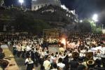  פולע גאלעריע: שבת בהעלותך אין מירון בראשות כ"ק אדמו"ר מלעלוב שליט"א