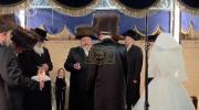 Main image for הרה"צ רבי אהרן מרדכי רוקח שליט"א מבעלזא איז מסדר קידושין ביי שמחת החתונה אצל מחותנו הרה"ג ר' ברוך זאב פעדער שליט"א דומ"ץ בעלזא בשכונת גבעת זאב, ומחותנו הרה"ג ר' אברהם יעקב שארף שליט"א,
