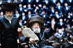 בילדער און ווידיאוס:גרויסארטיגע מעמד הכנסת ספר תורה דורך כ"ק אדמו"ר מוויזניץ שליט"א 