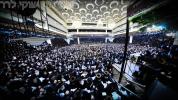 בילדער און ווידיאוס:גרויסארטיגע מעמד הכנסת ספר תורה דורך כ"ק אדמו"ר מוויזניץ שליט"א 