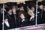 בילדער און ווידיאוס:גרויסארטיגע מעמד הכנסת ספר תורה דורך כ"ק אדמו"ר מוויזניץ שליט"א 