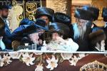 בילדער און ווידיאוס:גרויסארטיגע מעמד הכנסת ספר תורה דורך כ"ק אדמו"ר מוויזניץ שליט"א 