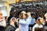 בילדער און ווידיאוס:גרויסארטיגע מעמד הכנסת ספר תורה דורך כ"ק אדמו"ר מוויזניץ שליט"א 